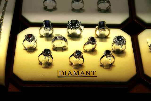 Anelli di diamanti esposti nel cosiddetto Diamond Ring di Anversa 