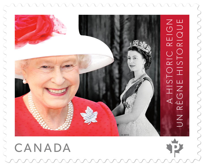 La regina Elisabetta con la spilla a forma di foglia di acero immortalata su un francobollo