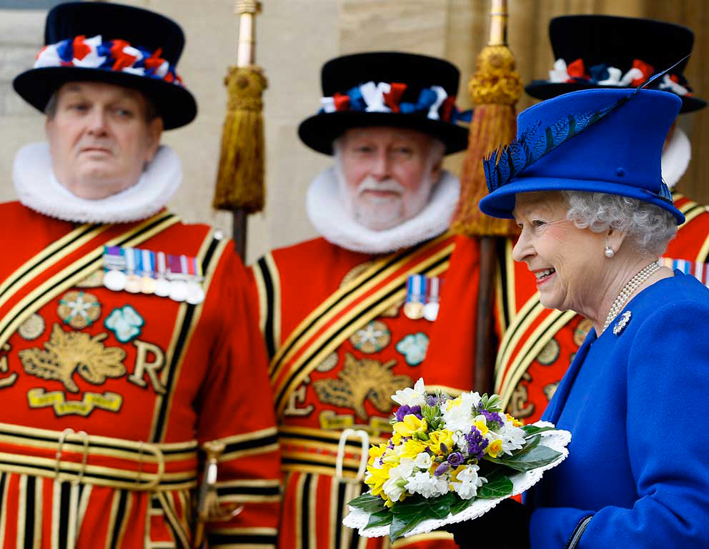 La regina, con la collana di perle, dopo la cerimonia del Maundy money