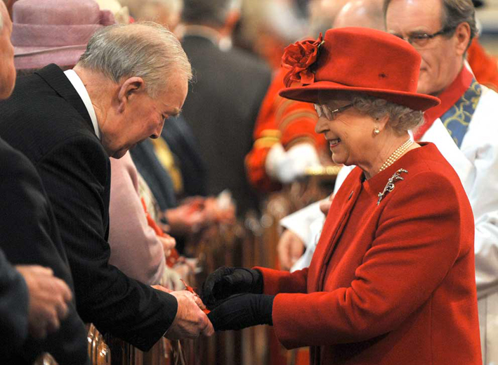 Anche nel 2012, in occasione della cerimonia pasquale la regina ha indossato una collana di perle 