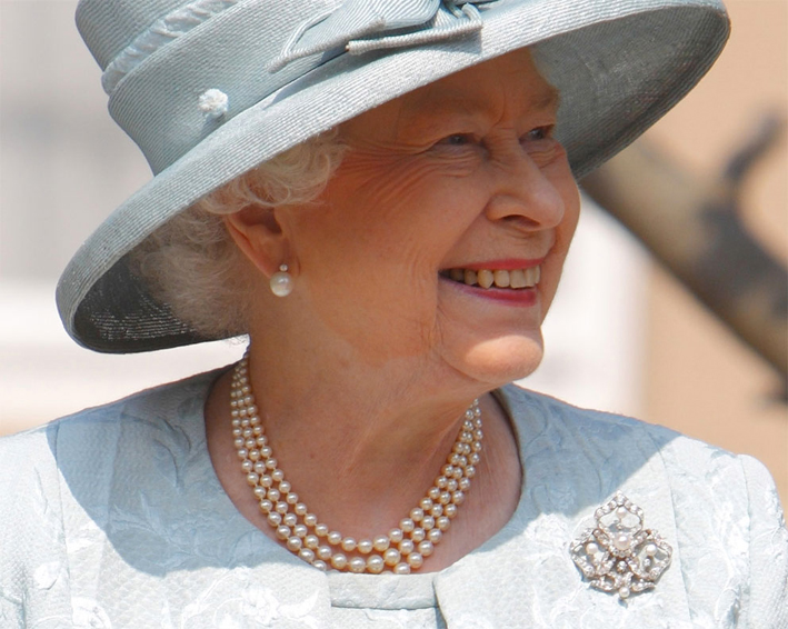 La stessa collana di perle, uno dei gioielli più utilizzati da Elisabetta II