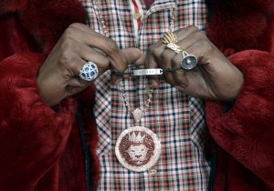 Gli anelli e il medaglione di Snoop Lion ai Mtv Movie Awards tenuti a Culver City, California