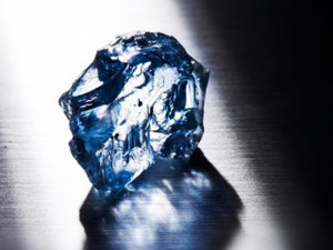 Il diamante blu grezzo estratto