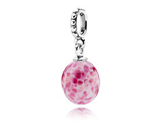 Charm con pendente in goccia di vetro di Murano rosa. Prezzo:  39 euro