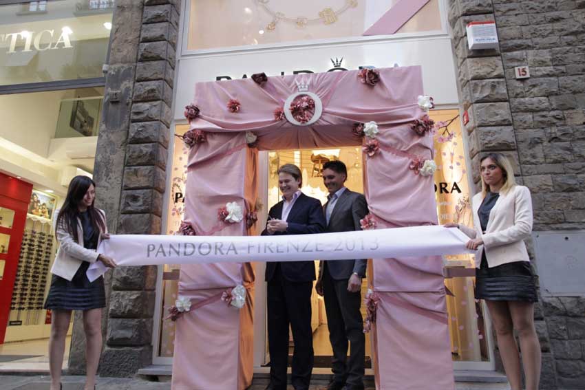 Andrea Poggi, titolare dello store di Firenze, con Massimo Basei, direttore generale di Pandora 