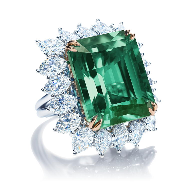 Uno smeraldo al centro dell'anello