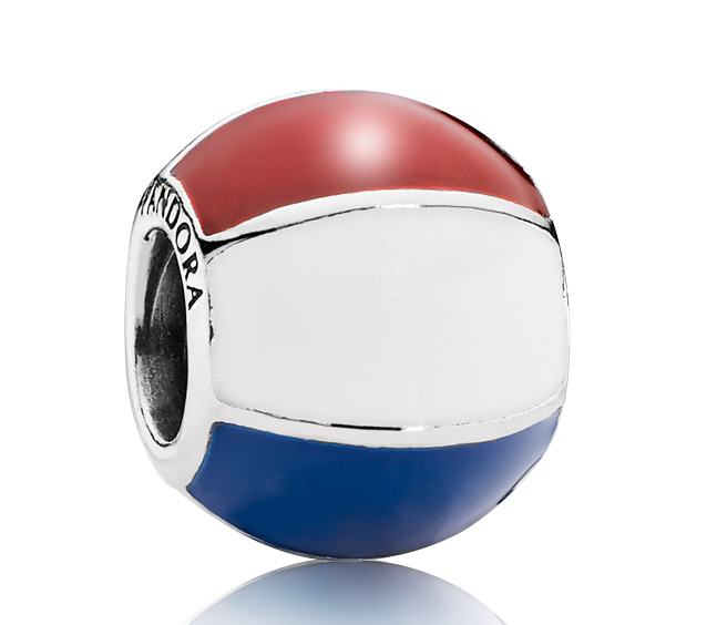 Charm pallone beach-volley in argento Sterling e smalto bianco, blu e rosso. Prezzo: 34 euro
