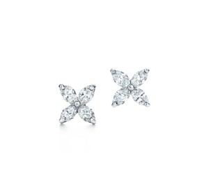 I diamanti taglio marquise sbocciano come fiori squisiti nella collezione Victoria di Tiffany. Orecchini in platino con diamanti taglio marquise, per lobi forati. Peso complessivo in carati 1,84
