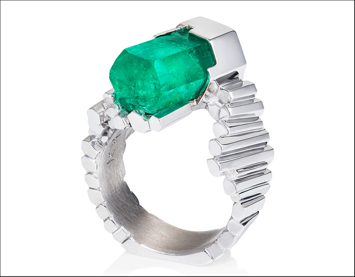 Anello L'Exceptionelle, con smeraldo naturale di 710 carati e oro bianco