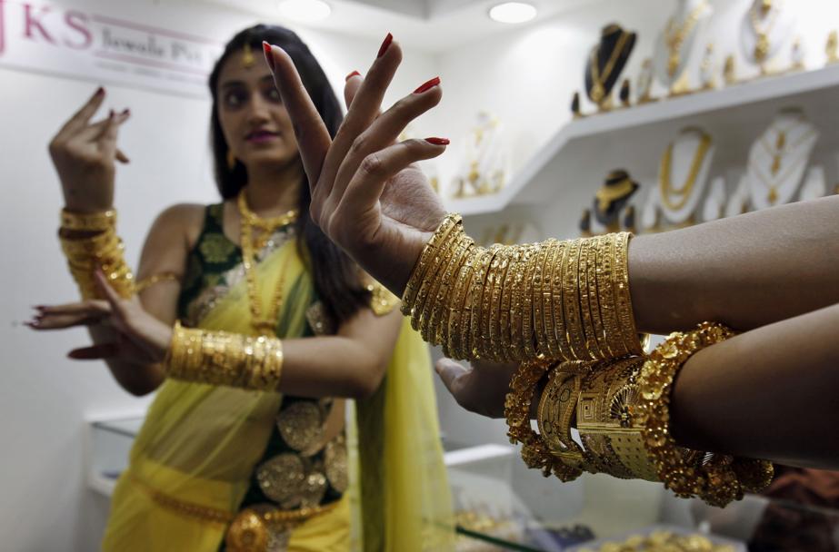 Una modella alla Hyderabad Jewelry Pearl and Gem Fair