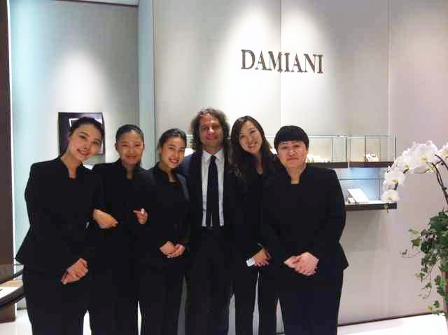 Guido Grassi Damiani con lo staff dello store al Peninsula di Shanghai