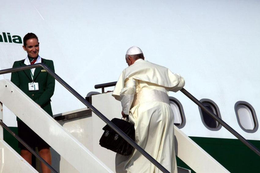 Papa Bergoglio sale sull'aereo per il Brasile
