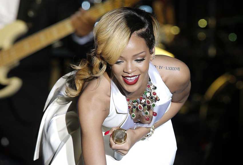 Rihanna con la nuova collana esibita nel tour Diamonds