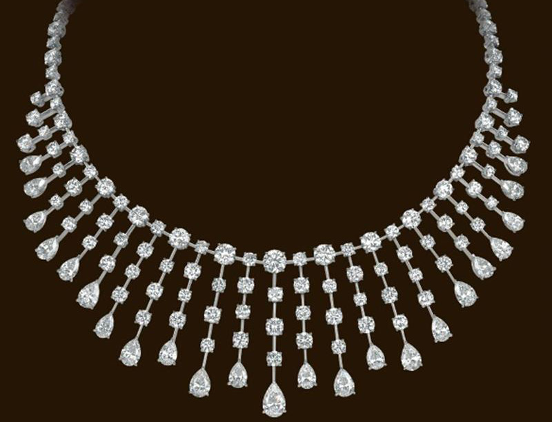 La collana di diamanti rubata