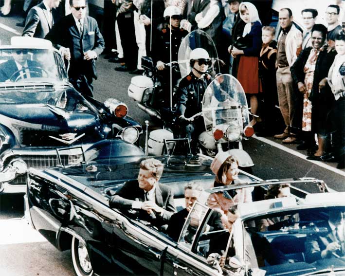 Il presidente americano JF Kennedy a Dallas, pochi istanti prima di venire ucciso il 22 novembre 1963