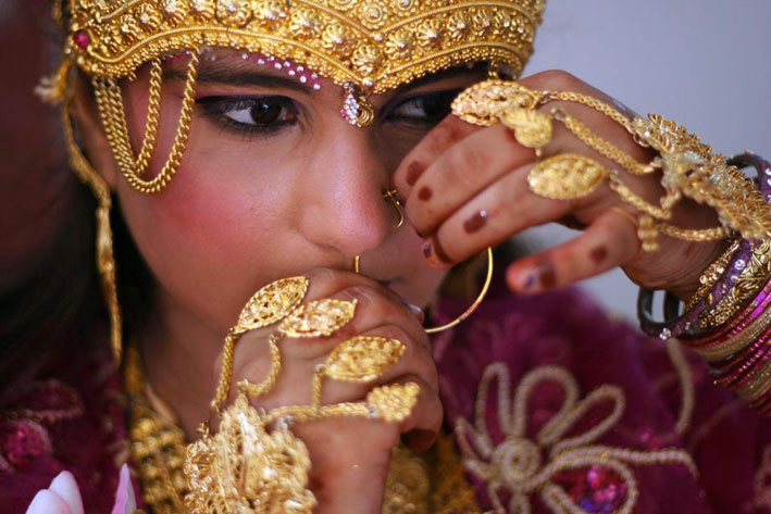 Una ragazza indiana che interpreta la dea Lakshmi