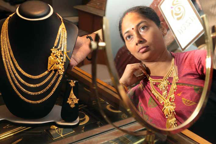 Una cliente acquista gioielli a Calcutta