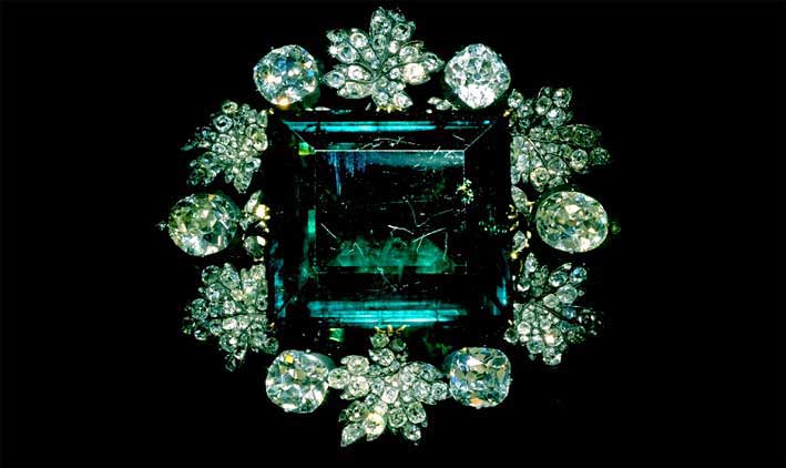 Un grosso smeraldo circondato da diamanti a fiore