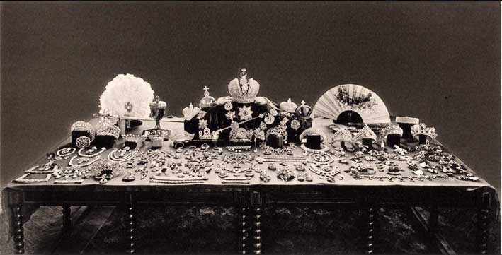 I gioielli dei Romanov acquistati a prezzo di saldo dalla regina d'Inghilterra