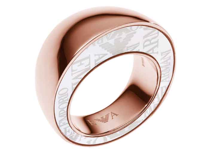 Anello in acciaio lucido placcato oro rosa 18 ct e inserto laterale in madre perla con logo. Prezzo: 159 euro