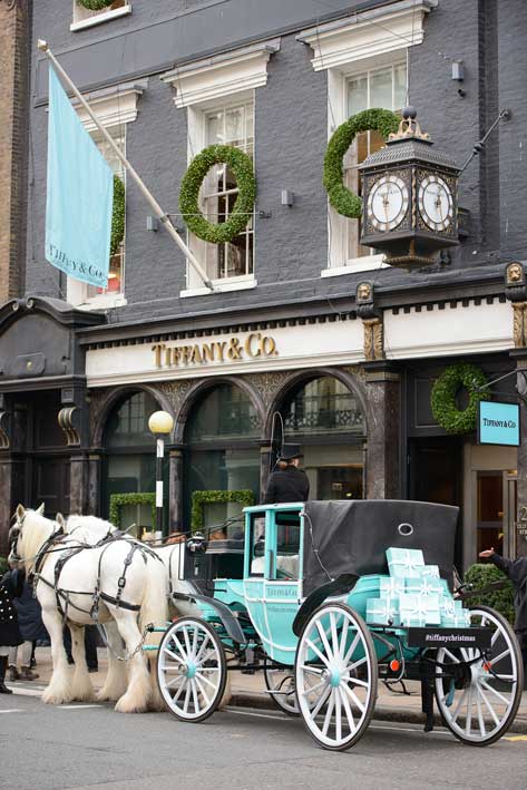 La carrozza davanti alla boutique londinese di Old Bond Street