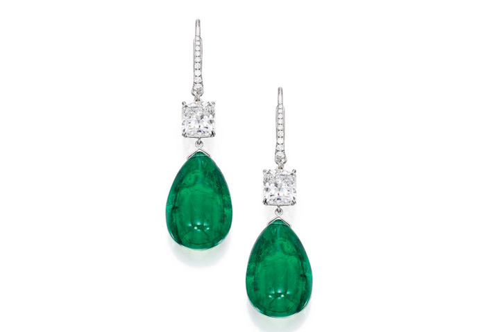 Orecchini con smeraldi tagliati a goccia del peso di 40,9 carati, sospesi da due diamanti con taglio a cuscino. Stima: 145-200mila euro
