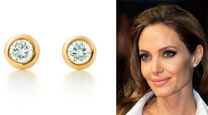 Angelina Jolie con gli orecchini in oro giallo e diamanti di Tiffany. Il prezzo va dai 700 ai 2.500 euro, secondo i carati