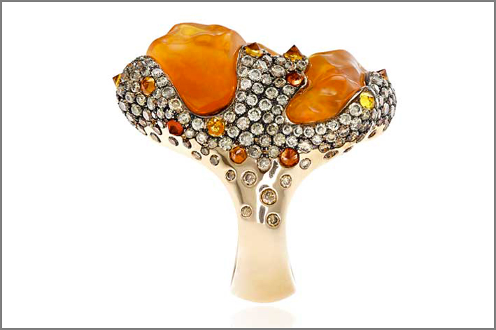 Anello Lava, con opale, zaffiri arancioni, diamanti brown. Banda metallica interna regolabile