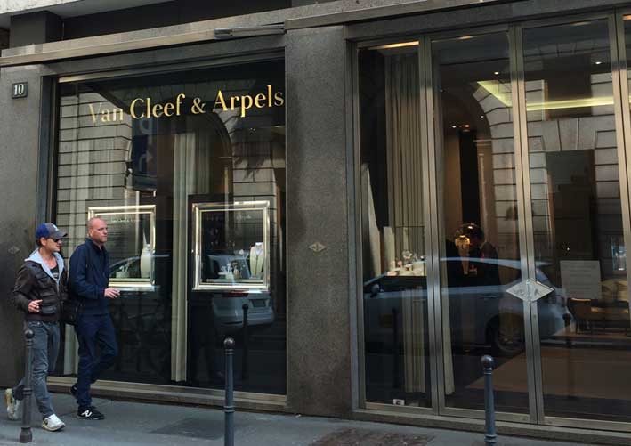 La boutique Van Cleef & Arpels in via Verri, a Milano