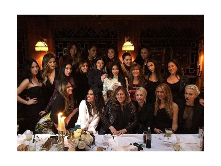 Kim al centro alle spalle di Lorraine Schwartz circondate dalle amiche al party di addio al nubilato