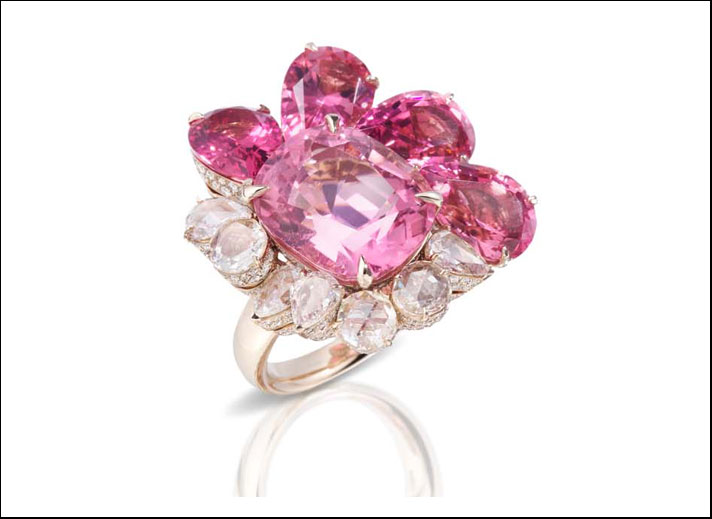 Anello Pom Pom in oro rosa, con tormaline rosa di varie dimensioni, gradazioni e tagli e diamanti 