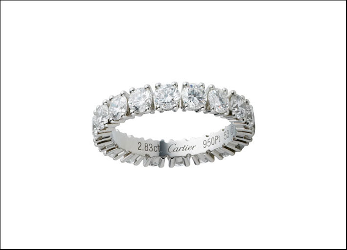 Cartier: classica fede in platino ornata di diamanti taglio brillante di circa 3 carati complessivi. Prezzo: da 7.200 euro