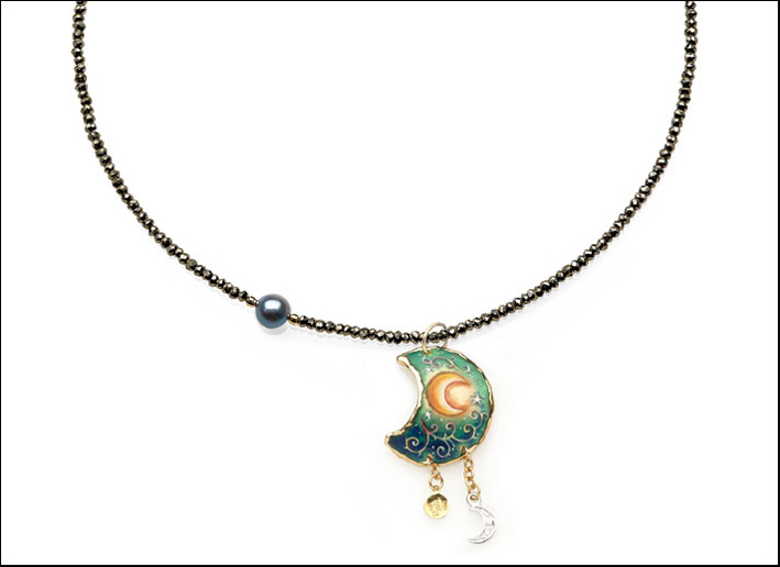 Collana Luna: ciondolo in oro miniato e collana con una perla e pirite. 