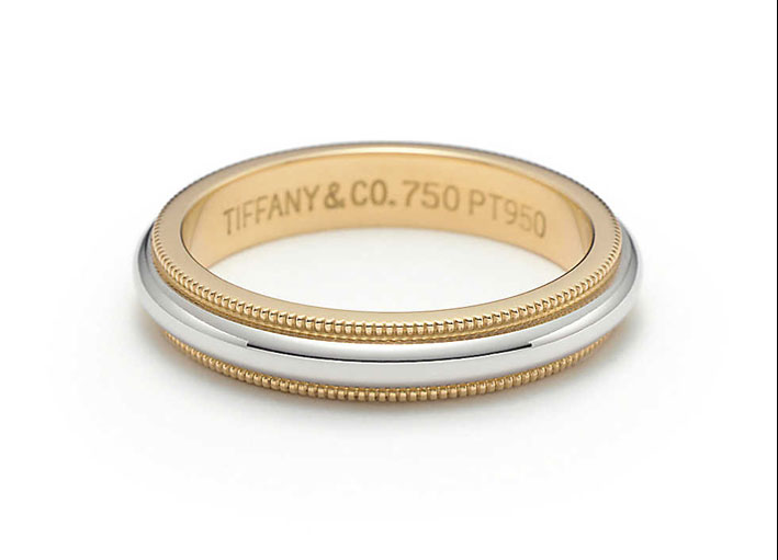 Tiffany: fede Milgrain, in platino e oro giallo. Larghezza 3 mm. Prezzo: 1200 euro 