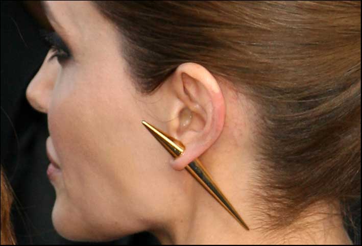 Angelina Jolie con orecchino a stiletto
