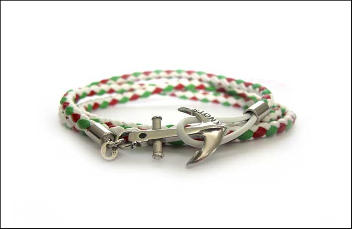 I bracciali Knots Luxury unisex in ecopelle o cordino nautico tricolore o azzurri, impreziositi da una maxi àncora in argento 925. Prezzo: 39 euro
