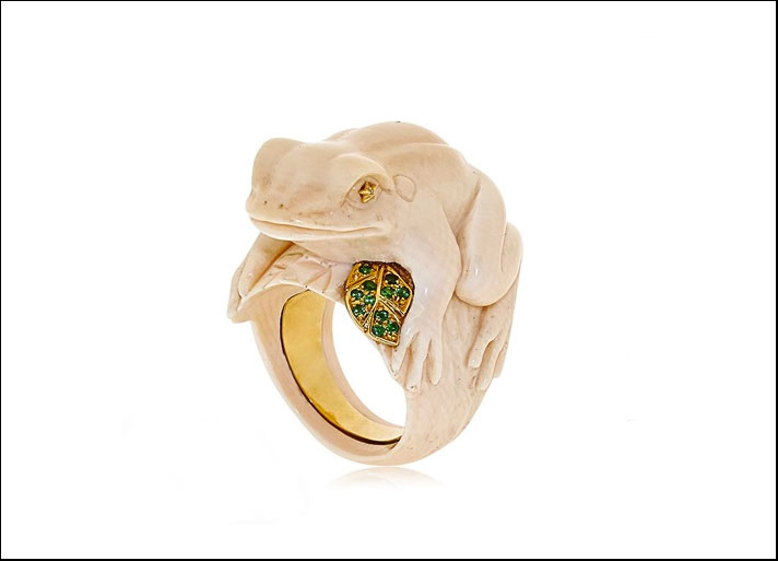 Bibi Van der Velden: anello Frog, fatto a mano in orto giallo 18 carati, avorio di mammuth e tzavorite verde