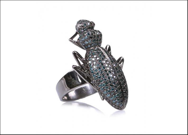 Ileana Makri: anello scarabeo in oro rosé con diamanti blu e neri 