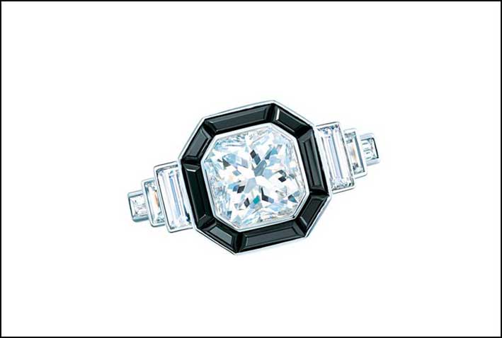 Tiffany, anello con diamante da 2 carati e spinelli neri