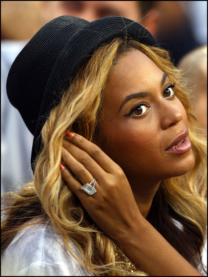 Beyoncé con l'anello di fidanzamento