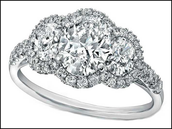Un anello di diamanti halo. Si tratta di un gioiello con diamanti più piccoli che circondano la pietra centrale. Il termine "halo" è usato perché la pietra centrale sembra che ha un alone