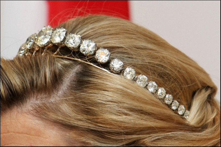 Dettaglio della tiara con 34 diamanti taglio rosa