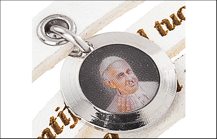 La medaglietta con l'immagine del Papa