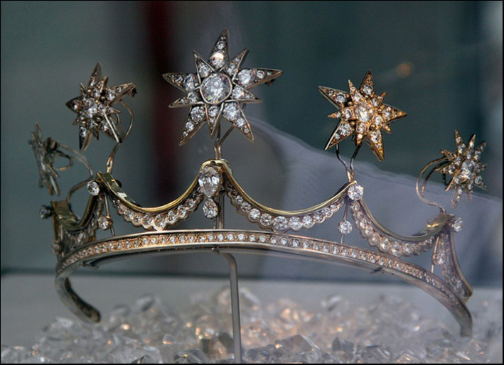 Dettaglio della tiara delle margherite-stelle 