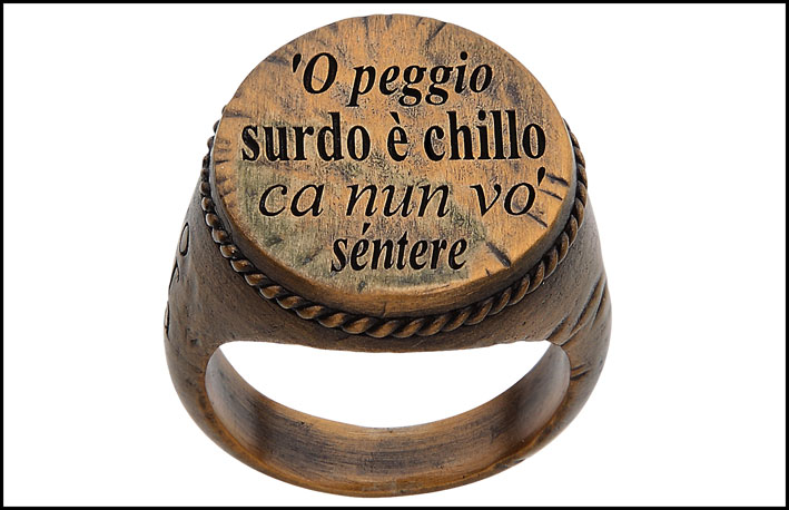 Proverbia, anello chevalier con un proverbio napoletano 