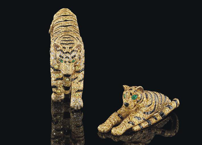 Spilla e bracciale Tiger di Cartier, in oro giallo, onice , diamanti con occhi di smeraldo. 