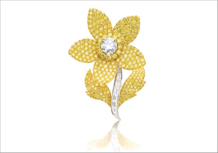 Spilla con diamanti gialli e disegno floreale. Stima: 100-150mila dollari