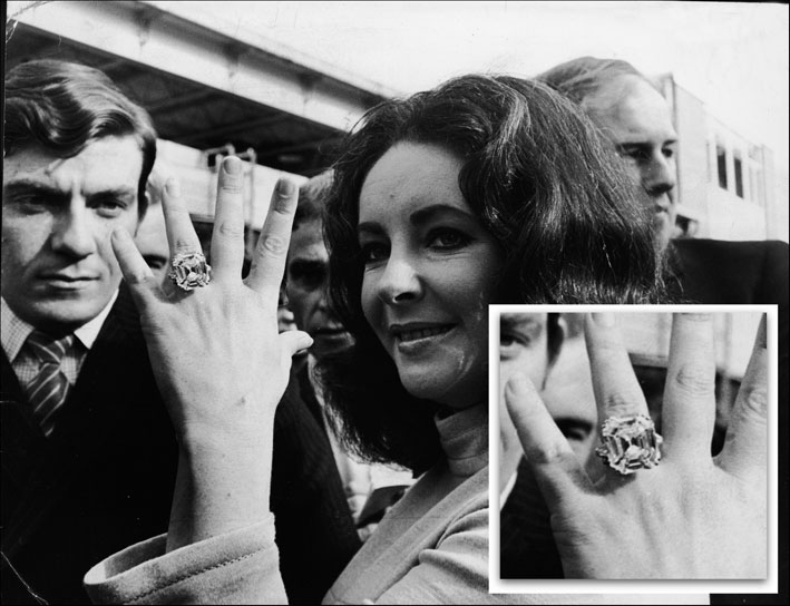 Elizabeth Taylor con l'anello di fidanzamento 