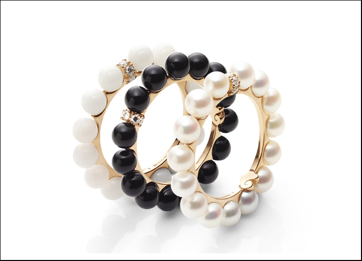 Chantecler, anelli collezione Cherie in corallo bianco, onice e perle con diamanti. Prezzo: 680 euro