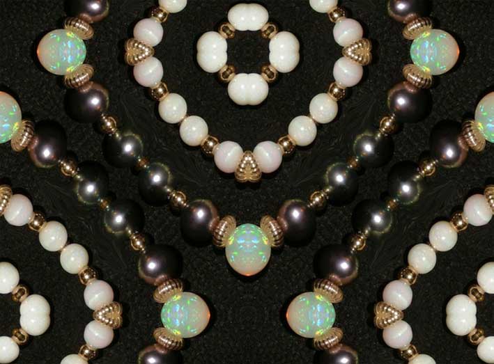 Collana di perle nere con opali